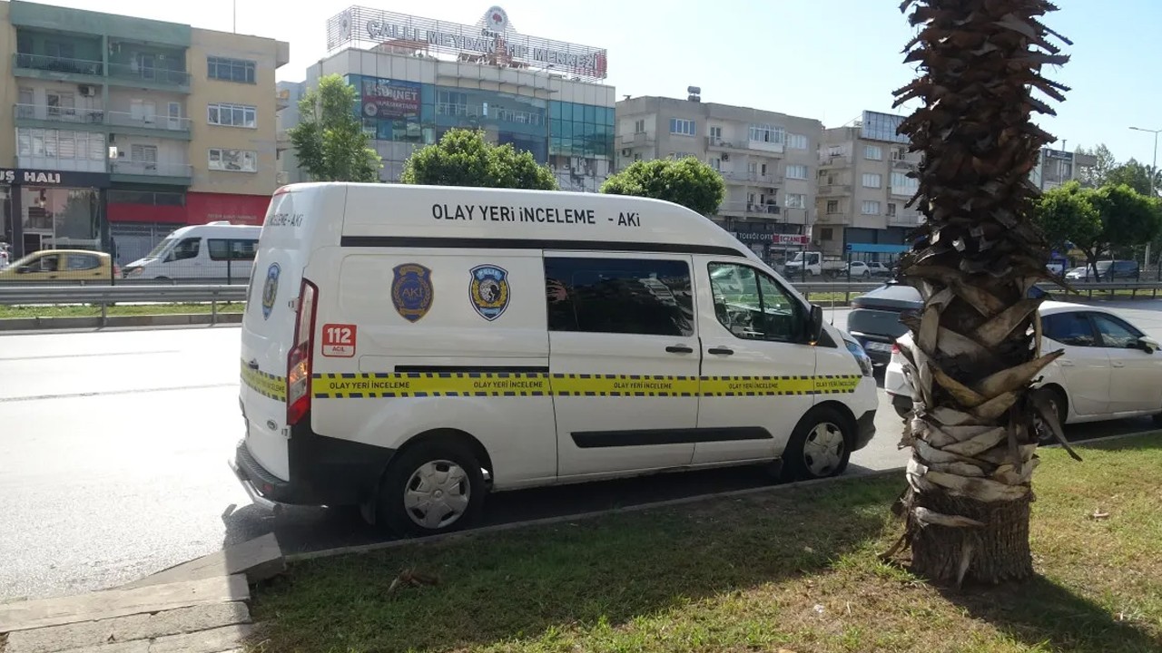 Eline aldığı bıçakla yoldan geçenlere dehşeti yaşattı