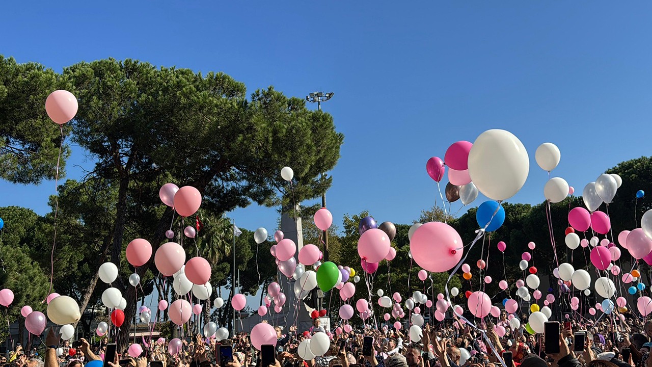 Balonlar, kampanyası tamamlanan SMA'lı Gökçe Zeren bebek için uçuruldu