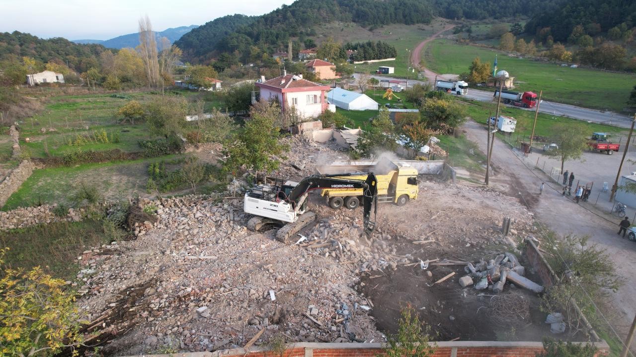 Depremin ardından Sındırgı'da ağır hasarlı binaların yıkımı sürüyor