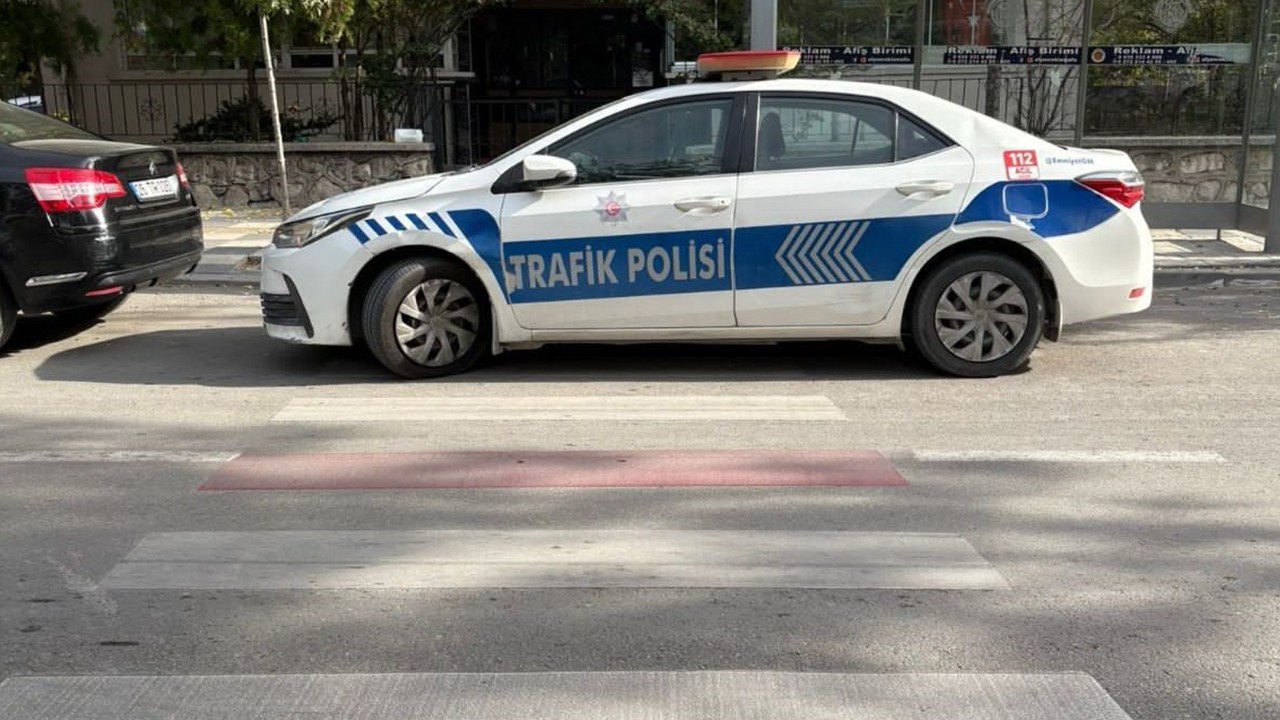 Ekip otosunu yaya geçidine park eden polise 993 TL para cezası kesildi