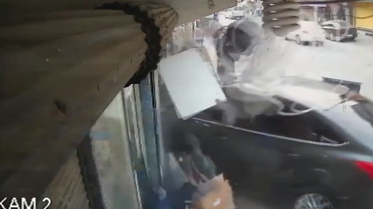 Otomobil markete girdi: Yaya kıl payı kurtuldu! O anlar kamerada