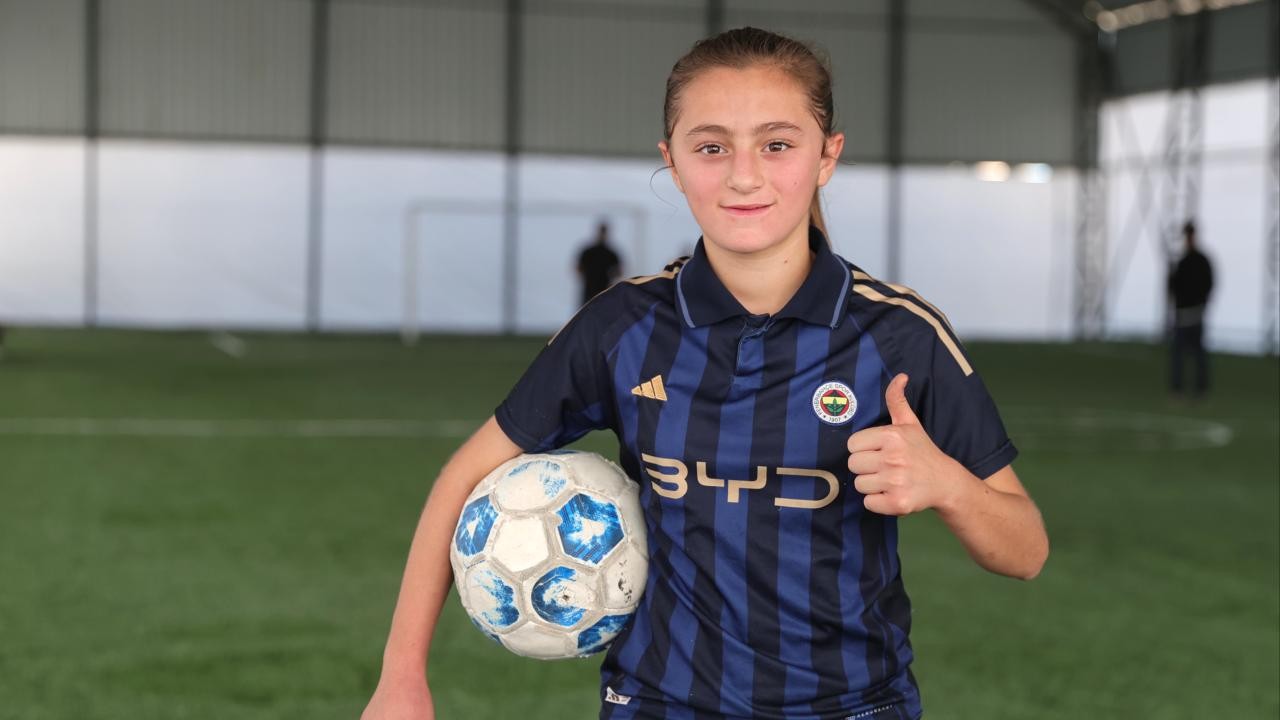 Hakkarili "sarı fırtına" lakaplı Gül Yıldız istedi, mezraya halı saha yapıldı