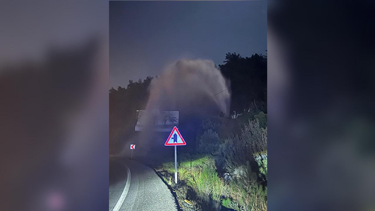İçme suyu isale hattı patladı, tonlarca su yola aktı