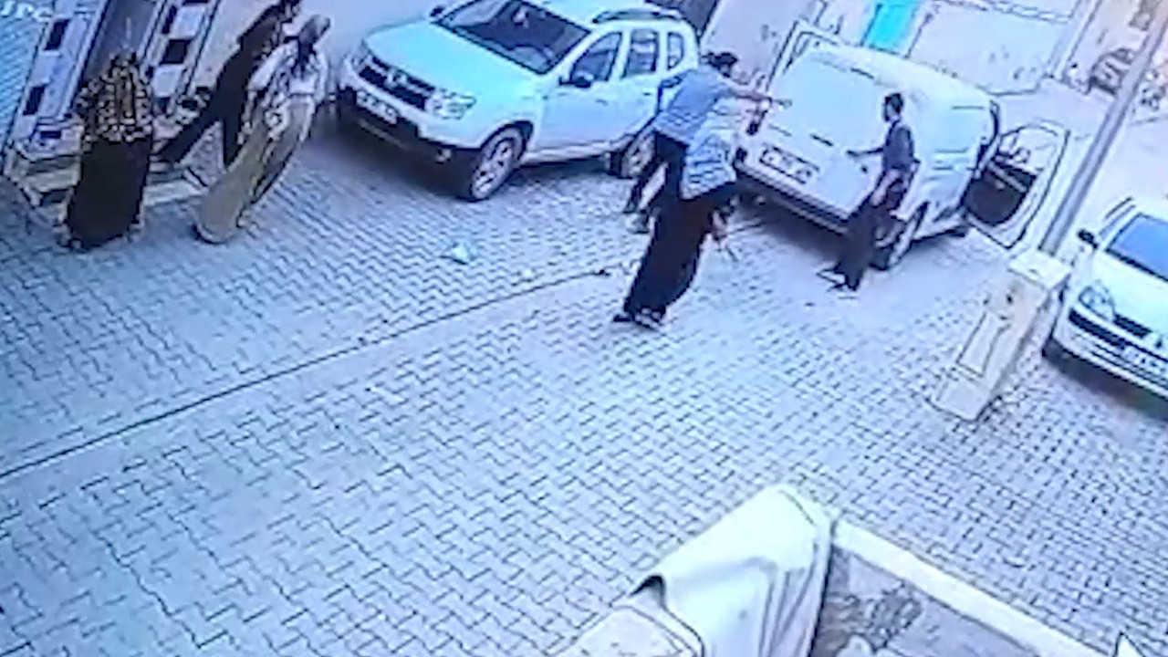 Kargo aracının altında kalan çocuk hayatını kaybetti