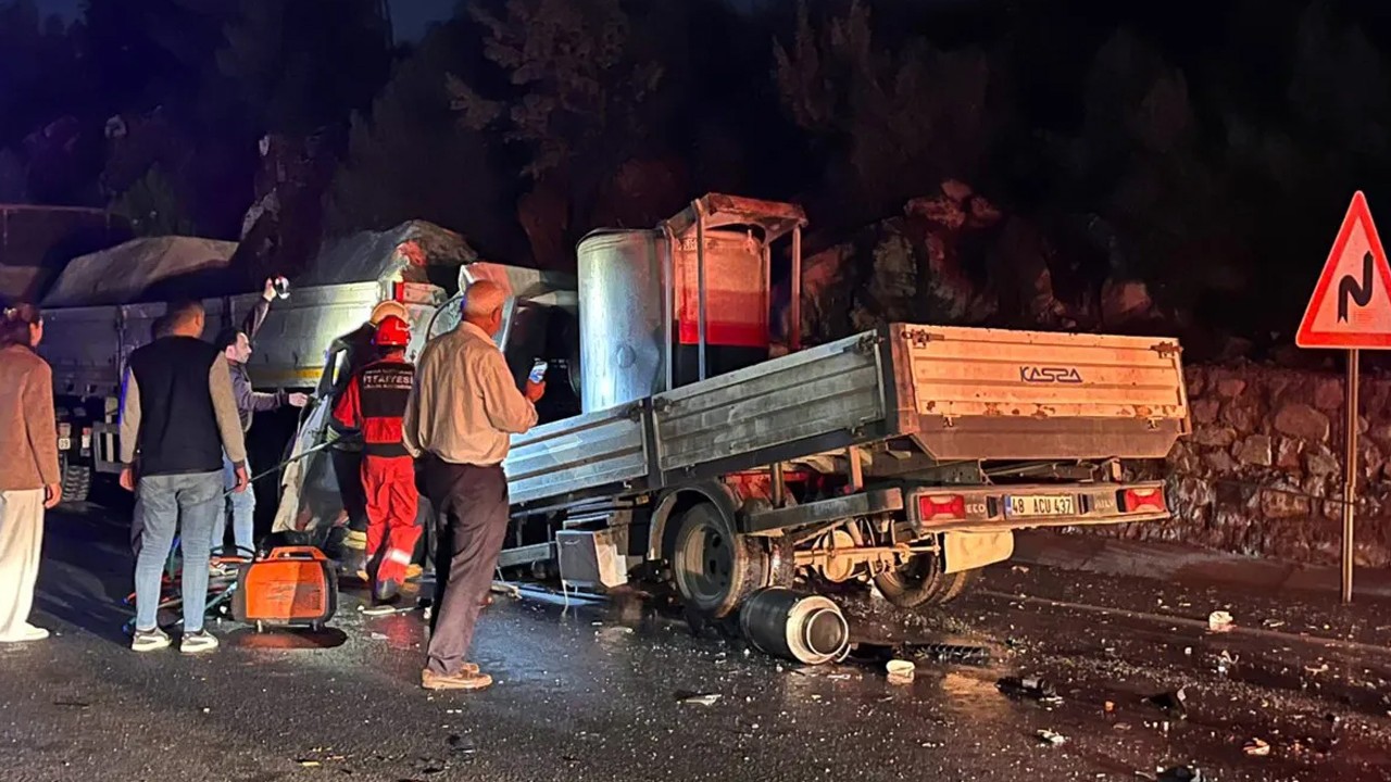 Süt toplama aracı, tıra çarptı: 1 ölü