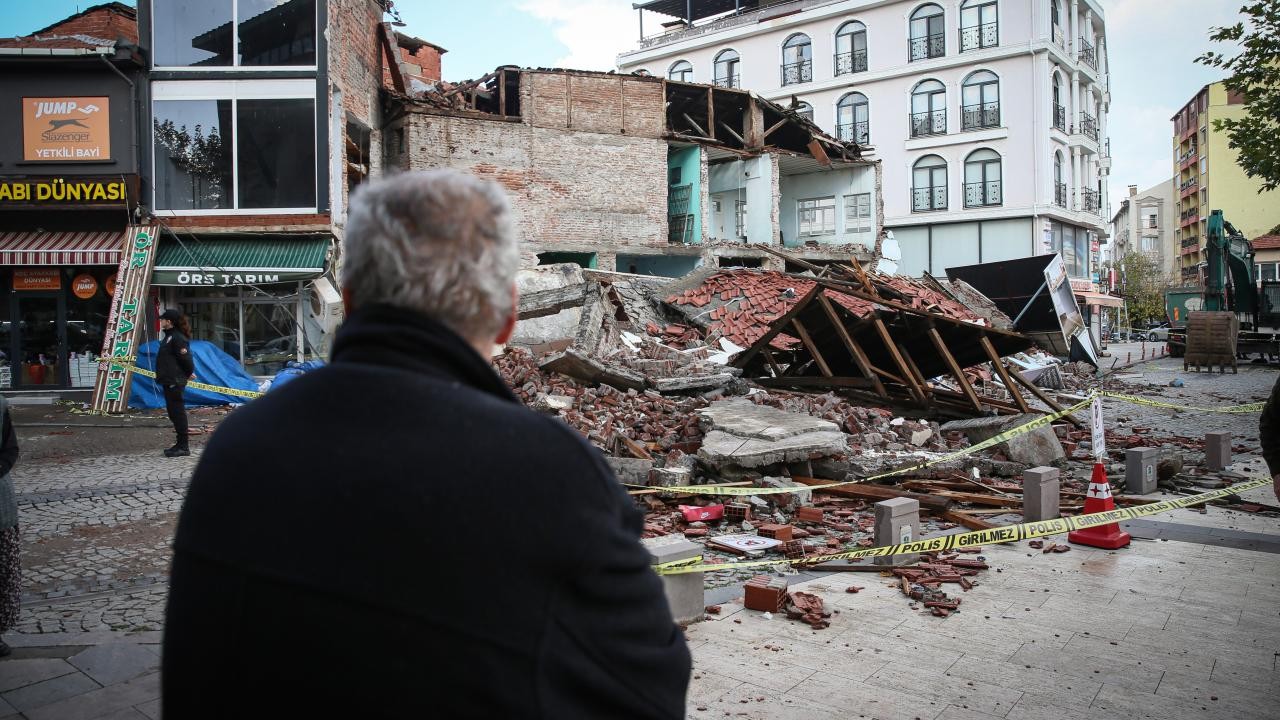 Depremlerle sarsılan Balıkesir'in Sındırgı ilçesi "afet bölgesi" ilan edildi