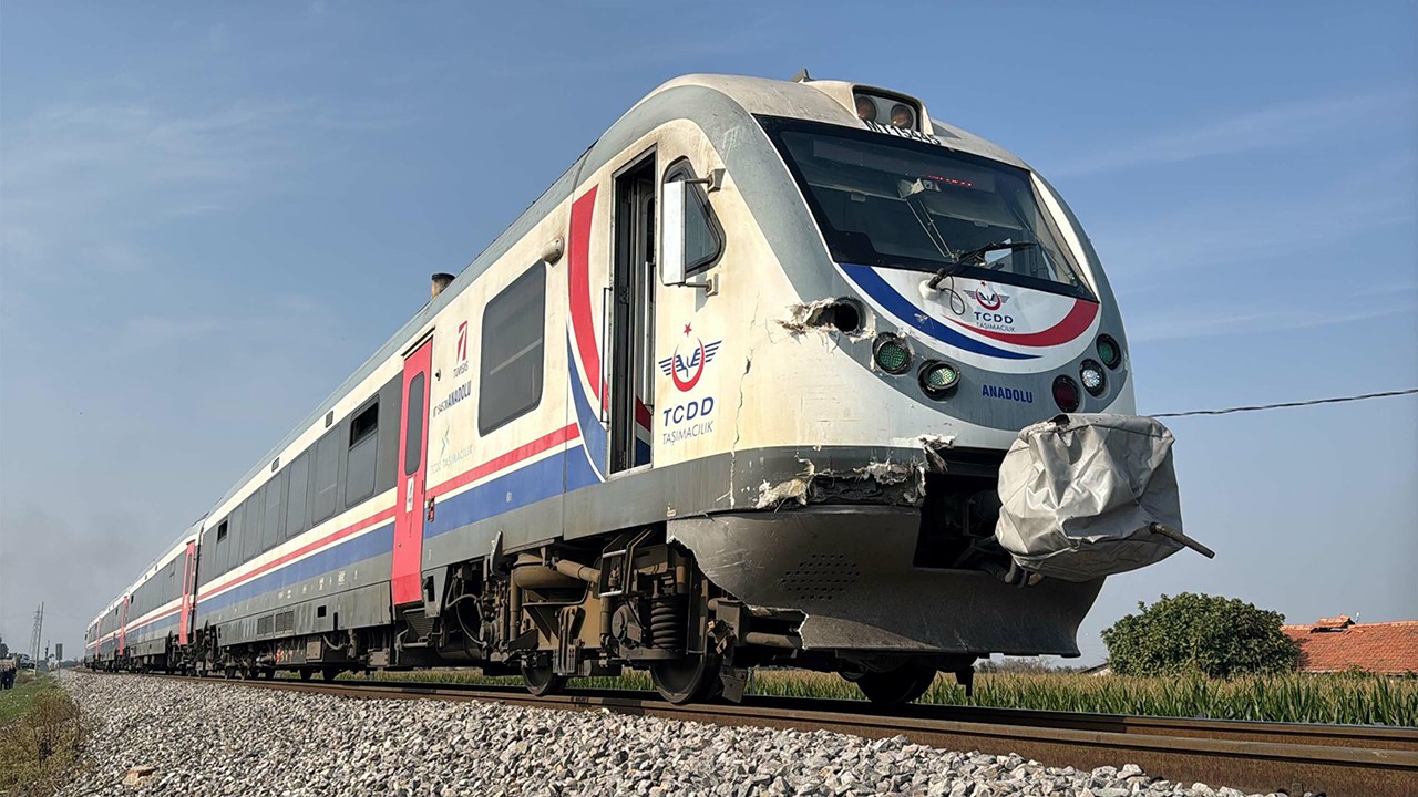 Trenin çarptığı kamyonet ikiye bölündü