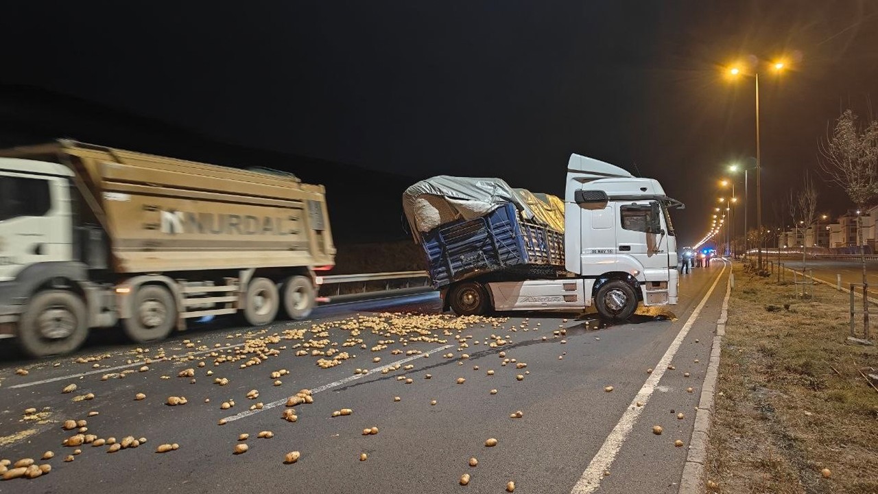 Rampa aşağı inen tır makasladı, onlarca kilo patates yola saçıldı