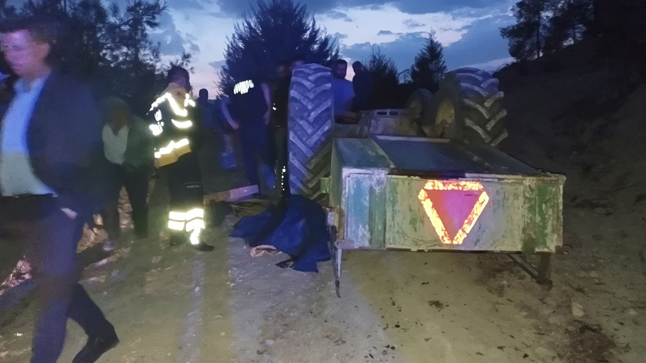 Traktör devrildi: 1 ölü, 1 yaralı