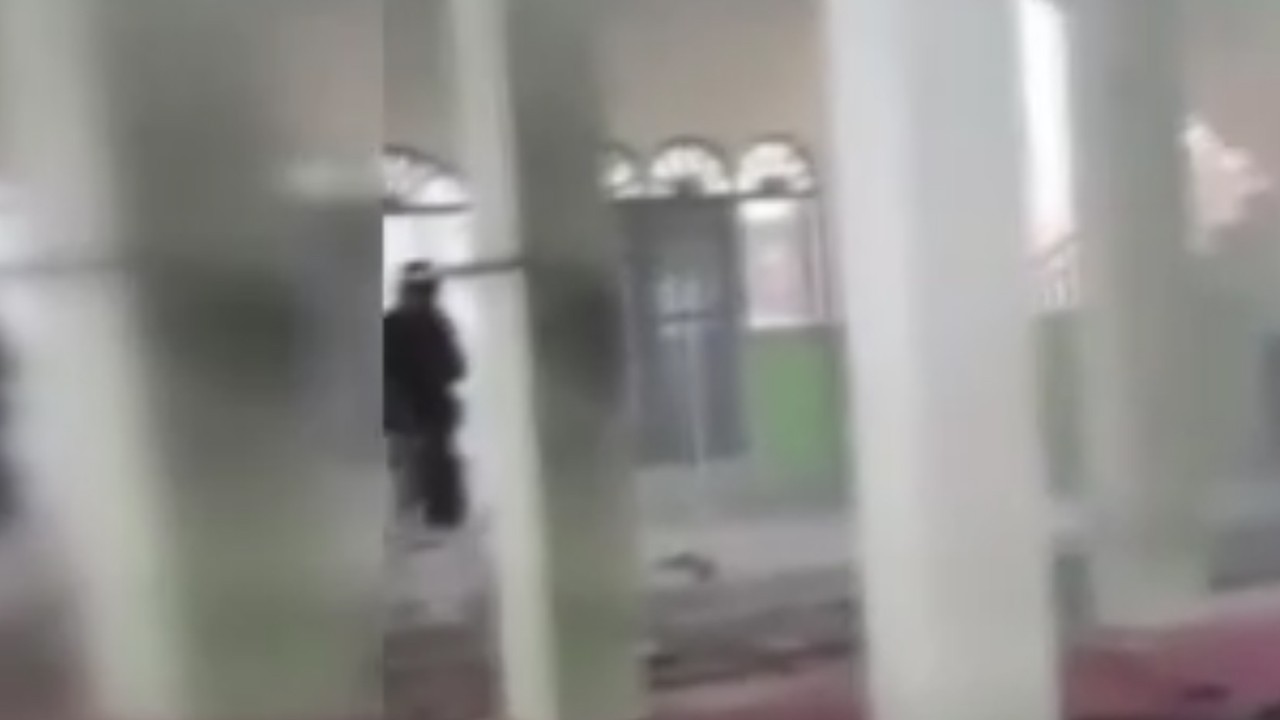 Camide cuma namazı sırasında patlama: 54 yaralı