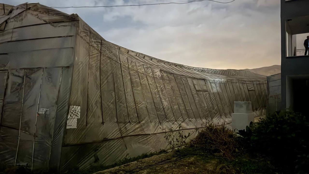 Fırtına ve hortum seralara zarar verdi