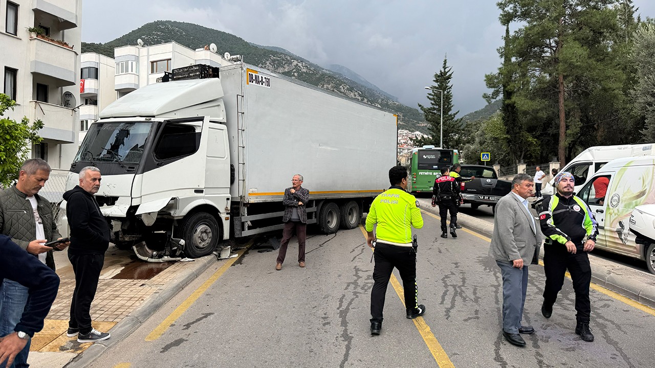 Kamyon ile öğrenci servisi çarpıştı: 1 öğretmen ve 21 öğrenci yaralandı