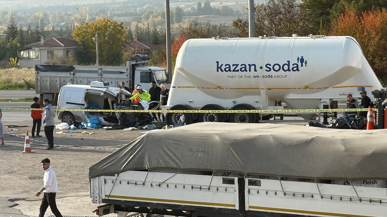 Otomobil tır çekicisine çarptı: 3 kişilik aile hayatını kaybetti