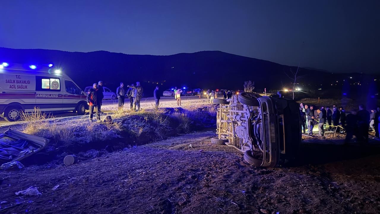 İşçi servisi devrildi: 2 ölü,7 yaralı