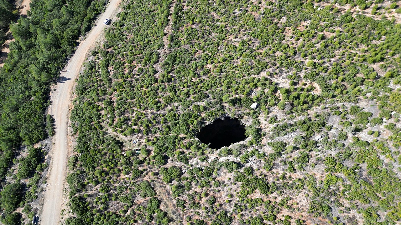 Sosyal medya fenomeni 90 metrelik obruğa iniş anını kaydetti