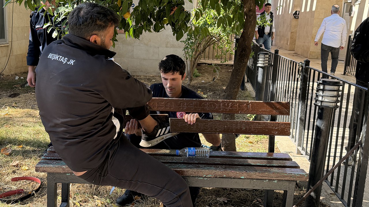 Uyurken bacağını banka sıkıştırdı, itfaiye kurtardı
