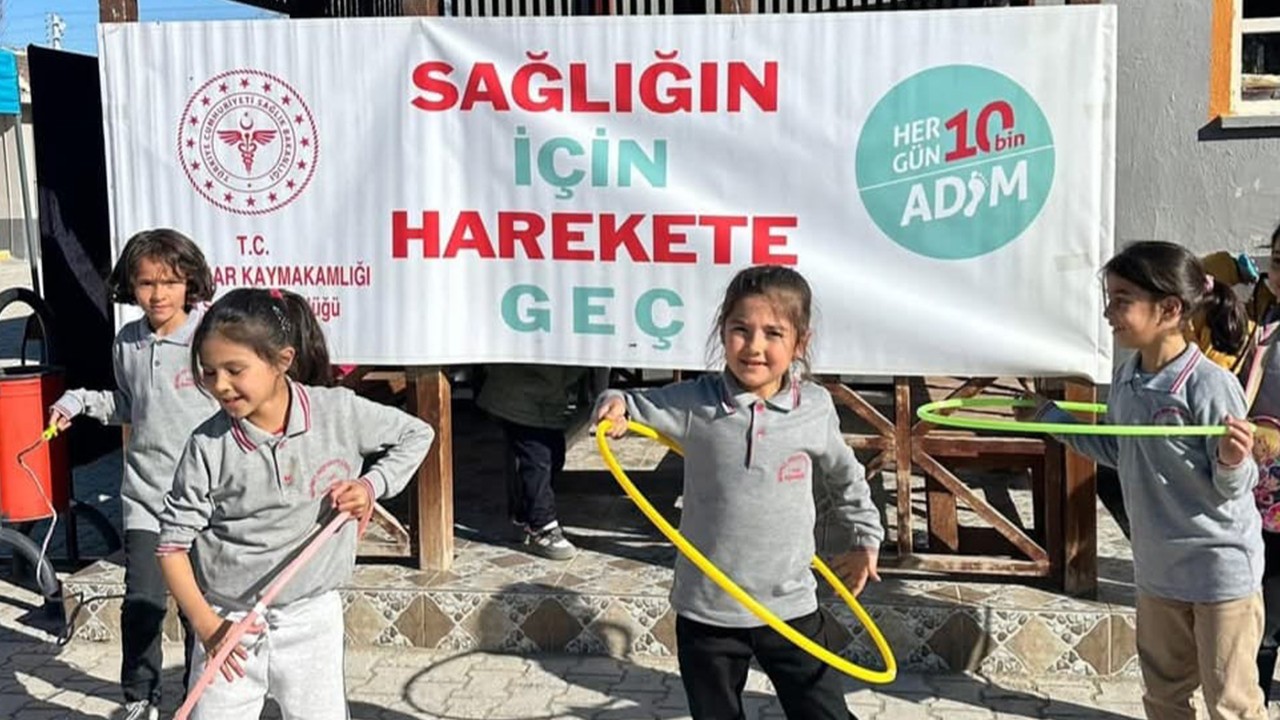 Bizim Okulumuz Projesi kapsamında öğrenciler okul bahçelerini ağaçlandırdı