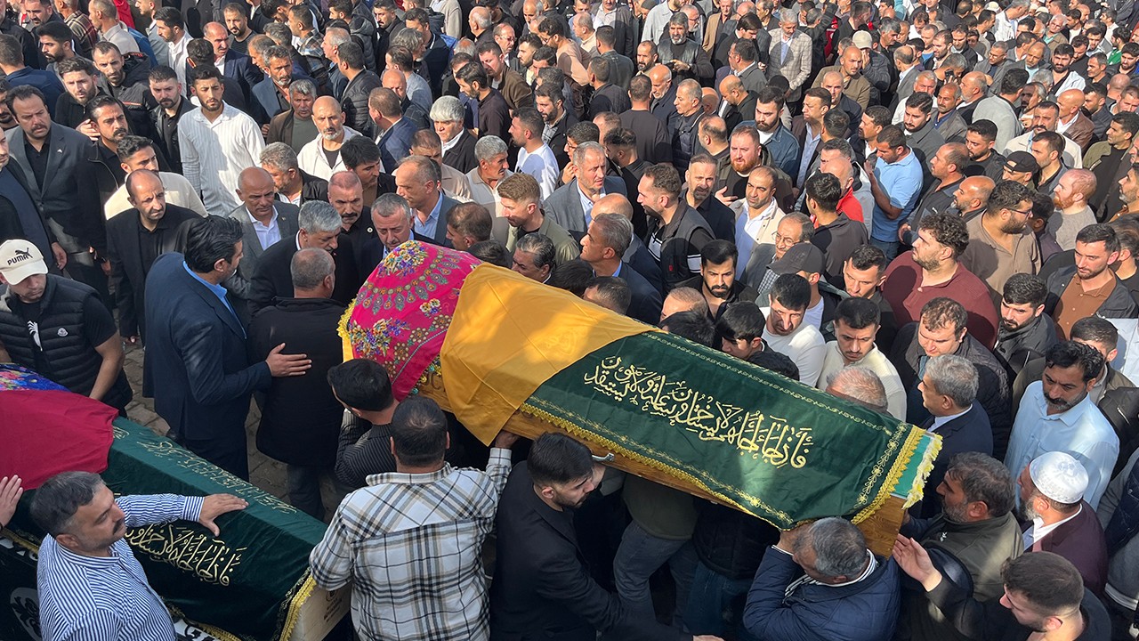 Kozmetik fabrikasındaki yangında ölen 6 kişi toprağa verildi