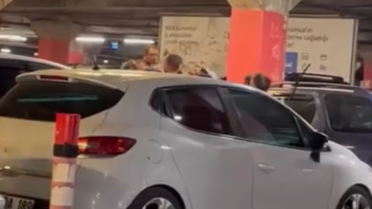 AVM otoparkında iki aile arasında kavga: O anlar kamerada