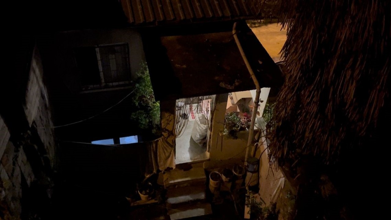 Bahçeye çıkan kadın cesetle karşılaştı