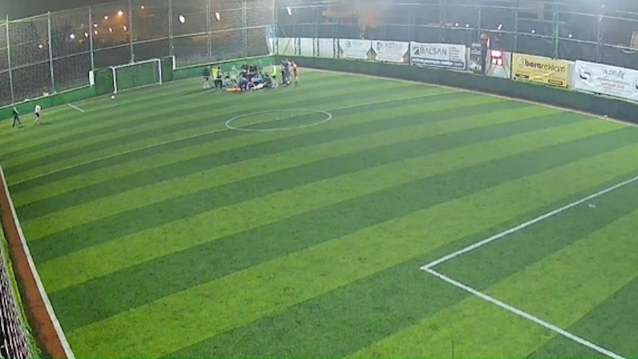 Halı sahada dili boğazına kaçtı, arkadaşlarının müdahalesiyle hayatta kaldı