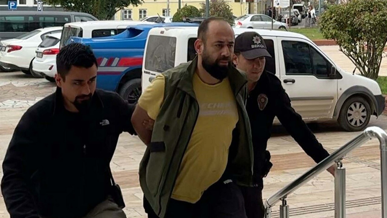 Atatürk'ü anmak için saygı duruşunda bulunanlarla alay eden motosikletliye ev hapsi