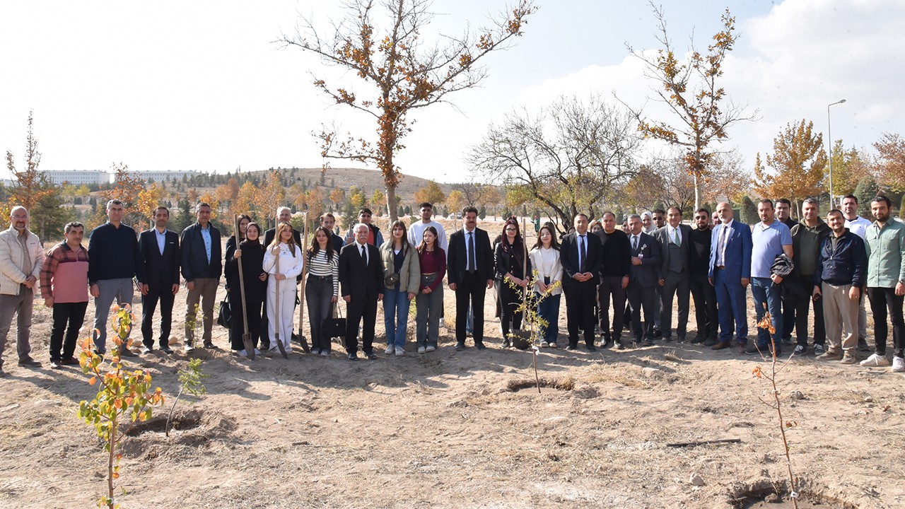 Milli Ağaçlandırma Günü’nde yüzlerce fidan toprakla buluşturuldu