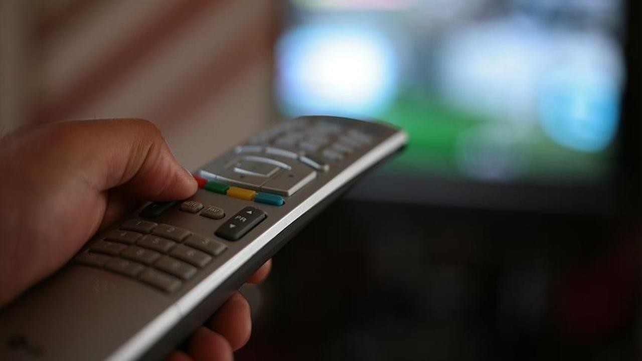 Yaşlılar günde 5 saati televizyon başında geçiriyor