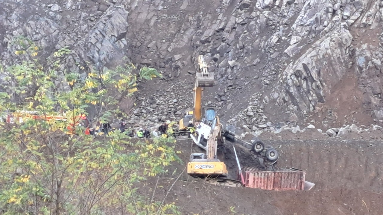 Maden ocağında devrilen kamyonun sürücüsü hayatını kaybetti