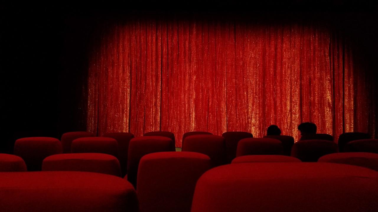 Müzikal Mizah ve Sorgulamalar: 7 Kocalı Hürmüz ve Başka Hayat Tiyatro Sahnesinde