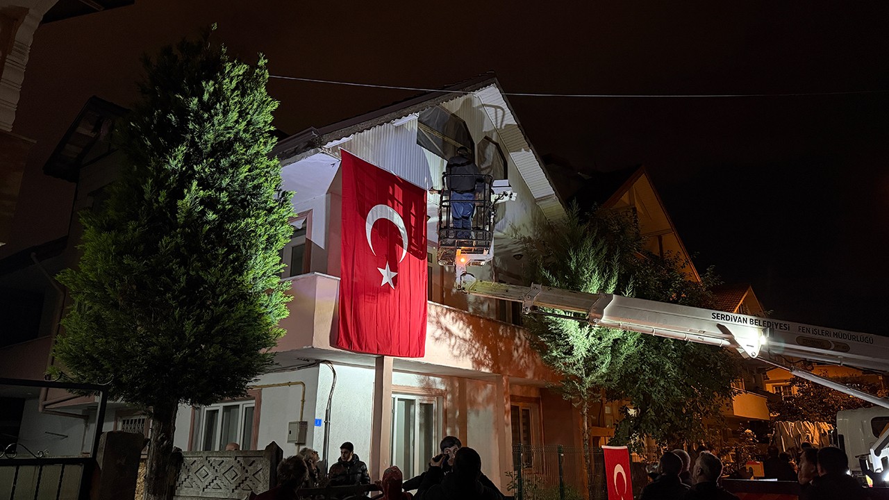 Sakaryalı şehidin baba ocağına Türk bayrağı asıldı