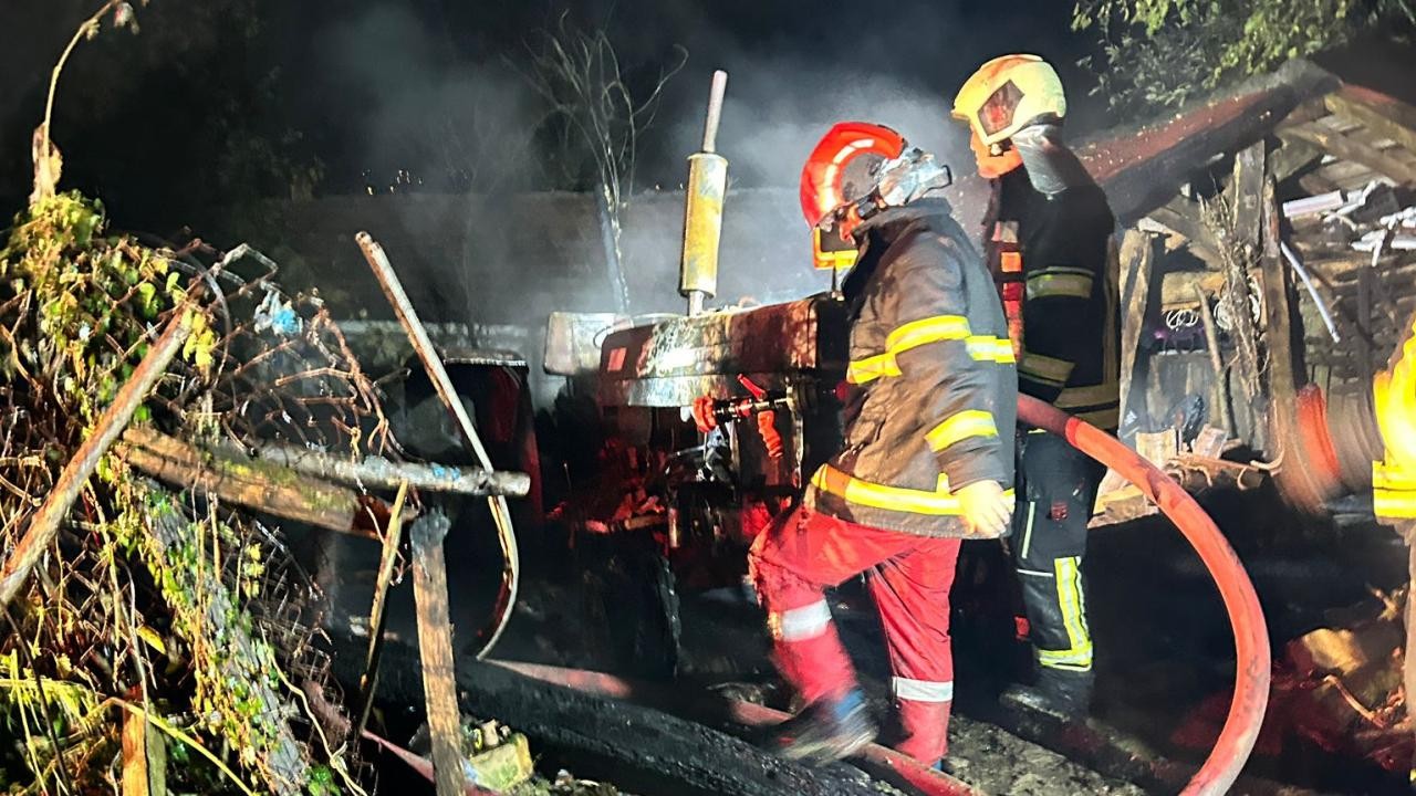 Yıldırım isabet eden 2 araç küle döndü