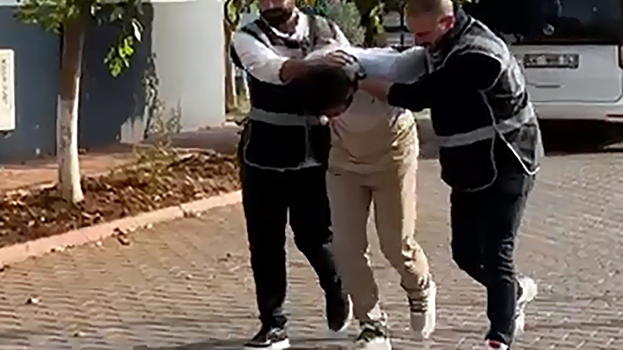 Anlaşmazlık yaşadığı ortağını dövdü, havaya ateş açıp kaçarken kazara kendini vurdu