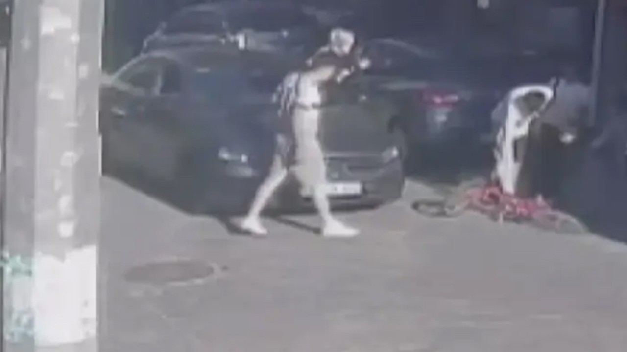 Bisikletini vermeyen 13 yaşındaki çocuğu, akranları bıçakladı