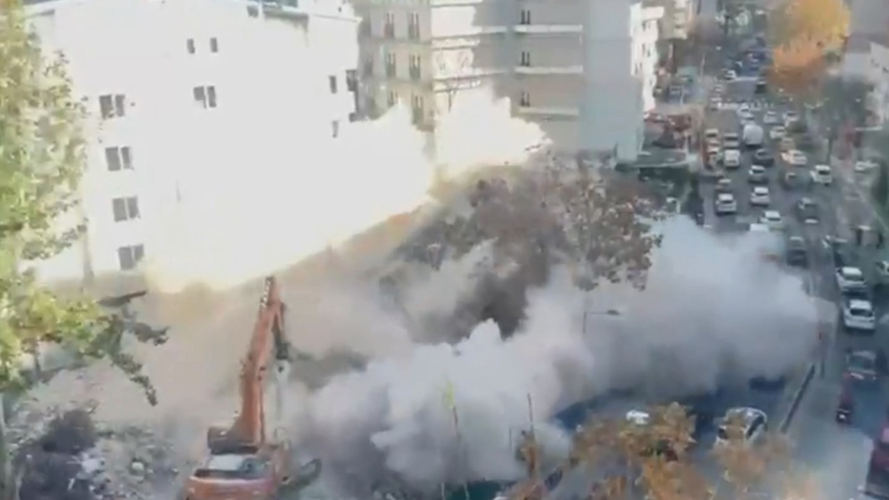 Dört katlı bina yıkım sırasında çöktü