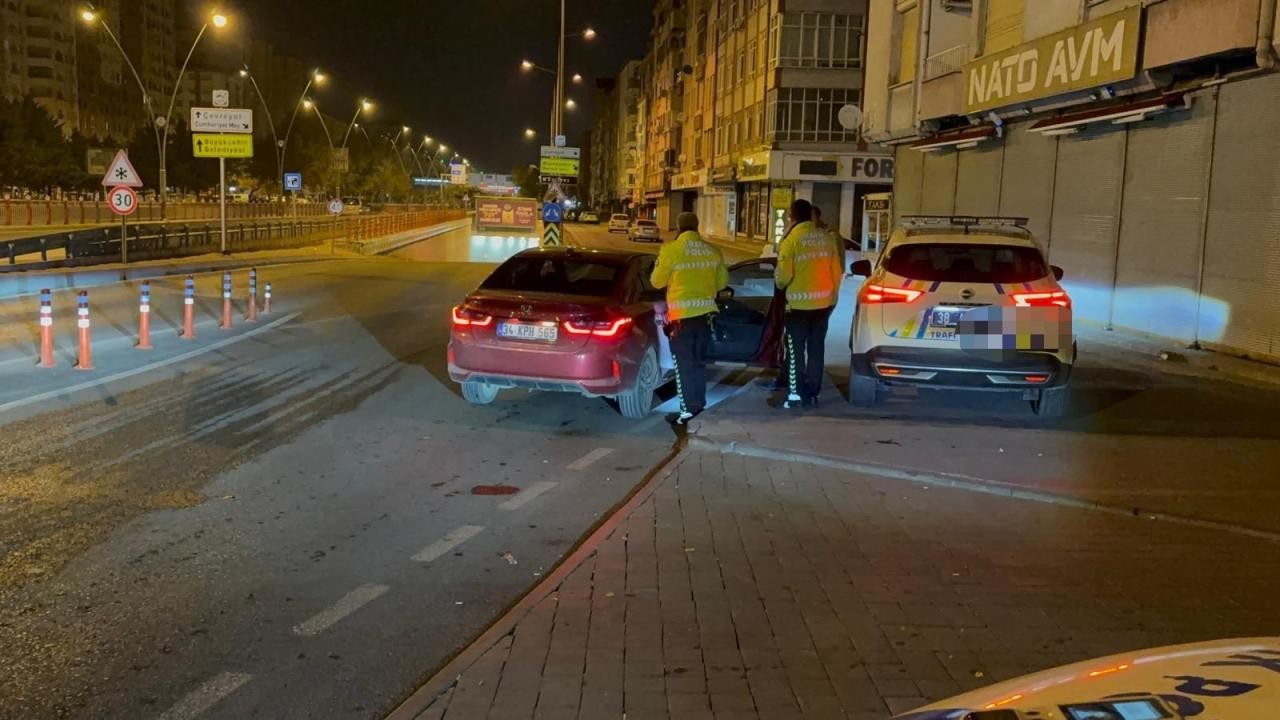 Ehliyetsiz sürücünün aracını almaya gelen arkadaşı da ehliyetsiz çıktı