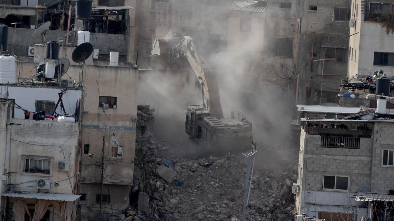 İşgalci İsrail ordusu Batı Şeria'da 5 kişilik Filistinli ailenin evini yıktı