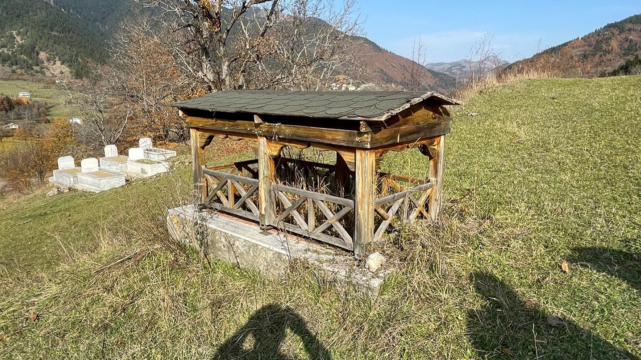 Babası için yaptığı çardak görünümlü mezarın aynısından vasiyet etti