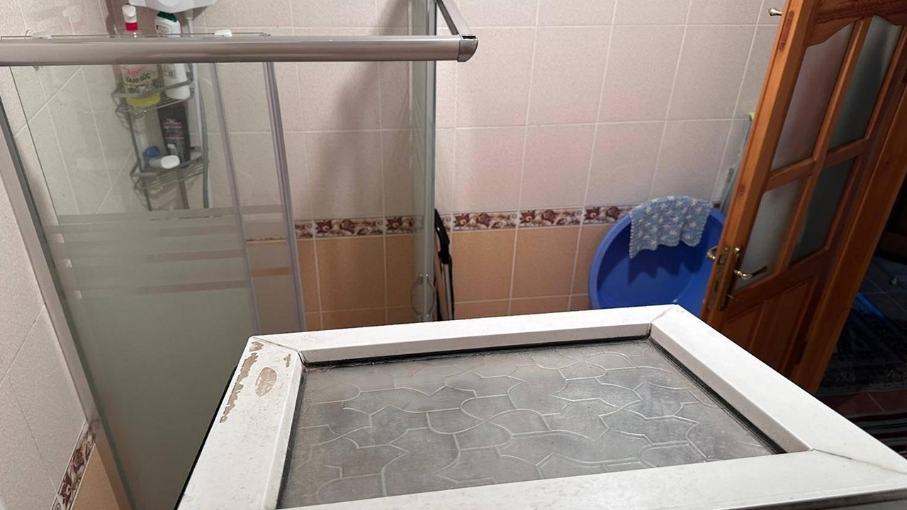 Camı kırıp eve girdi, yaşlı kadının ağzını bantlayıp altınları çaldı