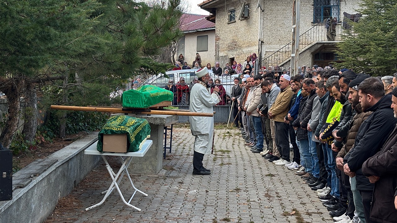 Polis eşi tarafından öldürülen kadın ile 2 çocuğu toprağa verildi