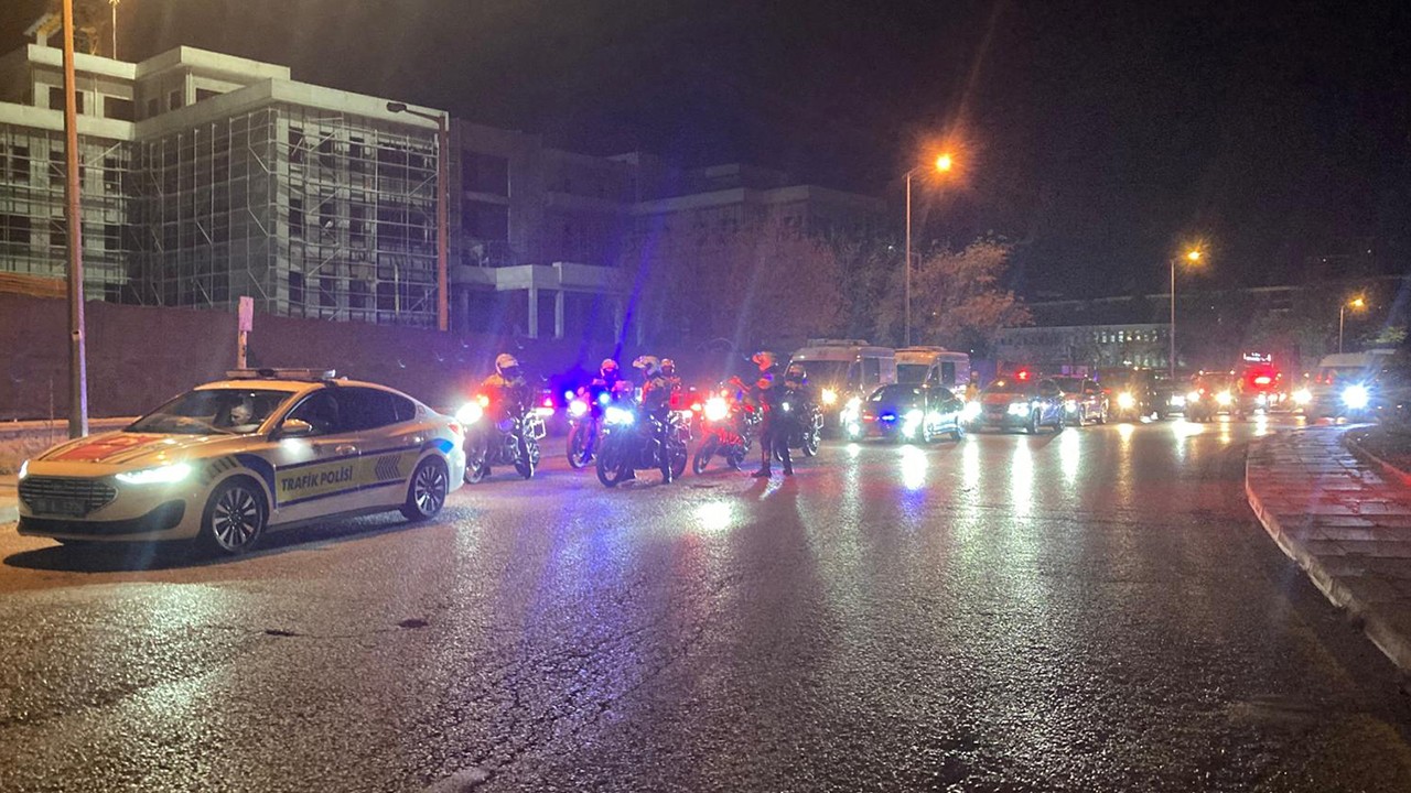 Şehit askerlerimizin cenazeleri, tören alanına götürüldü