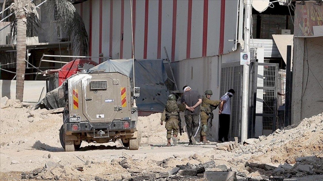 İsrail ordusu işgal altındaki Batı Şeria'da 15 Filistinliyi gözaltına aldı