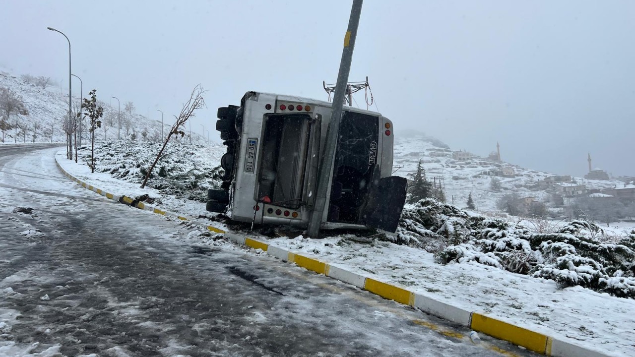 Kar yağışı nedeniyle kayganlaşan yolda işçileri taşıyan midibüs devrildi: 14 yaralı