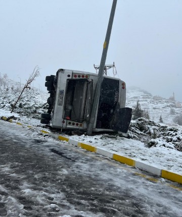Kar yağışı nedeniyle kayganlaşan yolda işçileri taşıyan midibüs devrildi: 14 yaralı