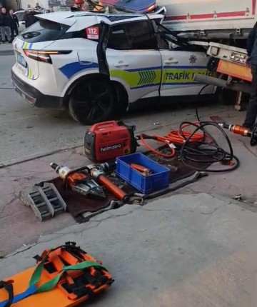 Trafik polislerinin bulunduğu ekip aracı TIR'a çarptı! 1 polis şehit oldu, 1 polis ağır yaralandı