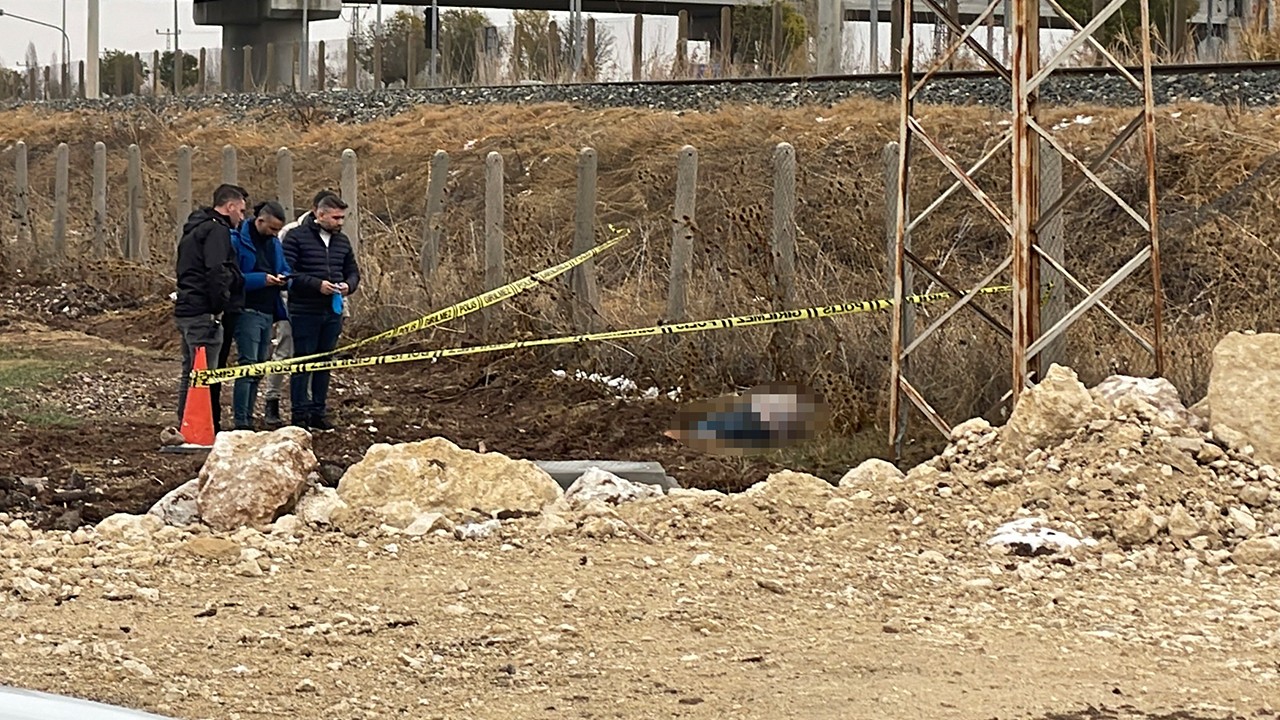 80 yaşındaki kayıp şahıs demir yolu üzerinde ölü bulundu