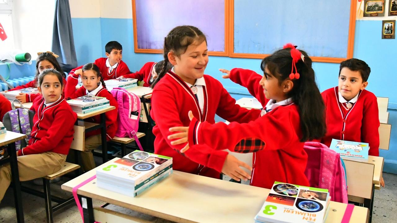 Ara tatil sona erdi, milyonlarca öğrenci yeniden sınıflarda