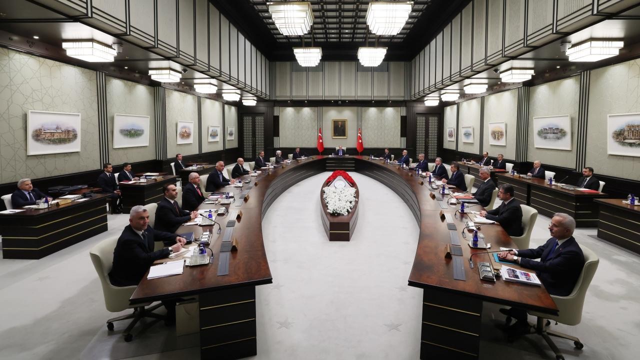 Kabine toplantısı başladı, gündemde uçak kazası var