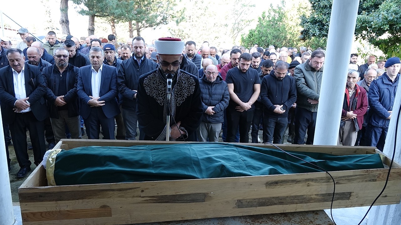 Kazadan sonra çıkan kavgada öldürülen emekli öğretmen toprağa verildi