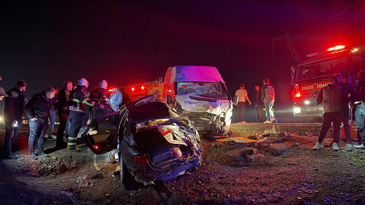 2 otomobil, TIR, kamyonet ve minibüs kazaya karıştı:  3 ölü, 7 yaralı